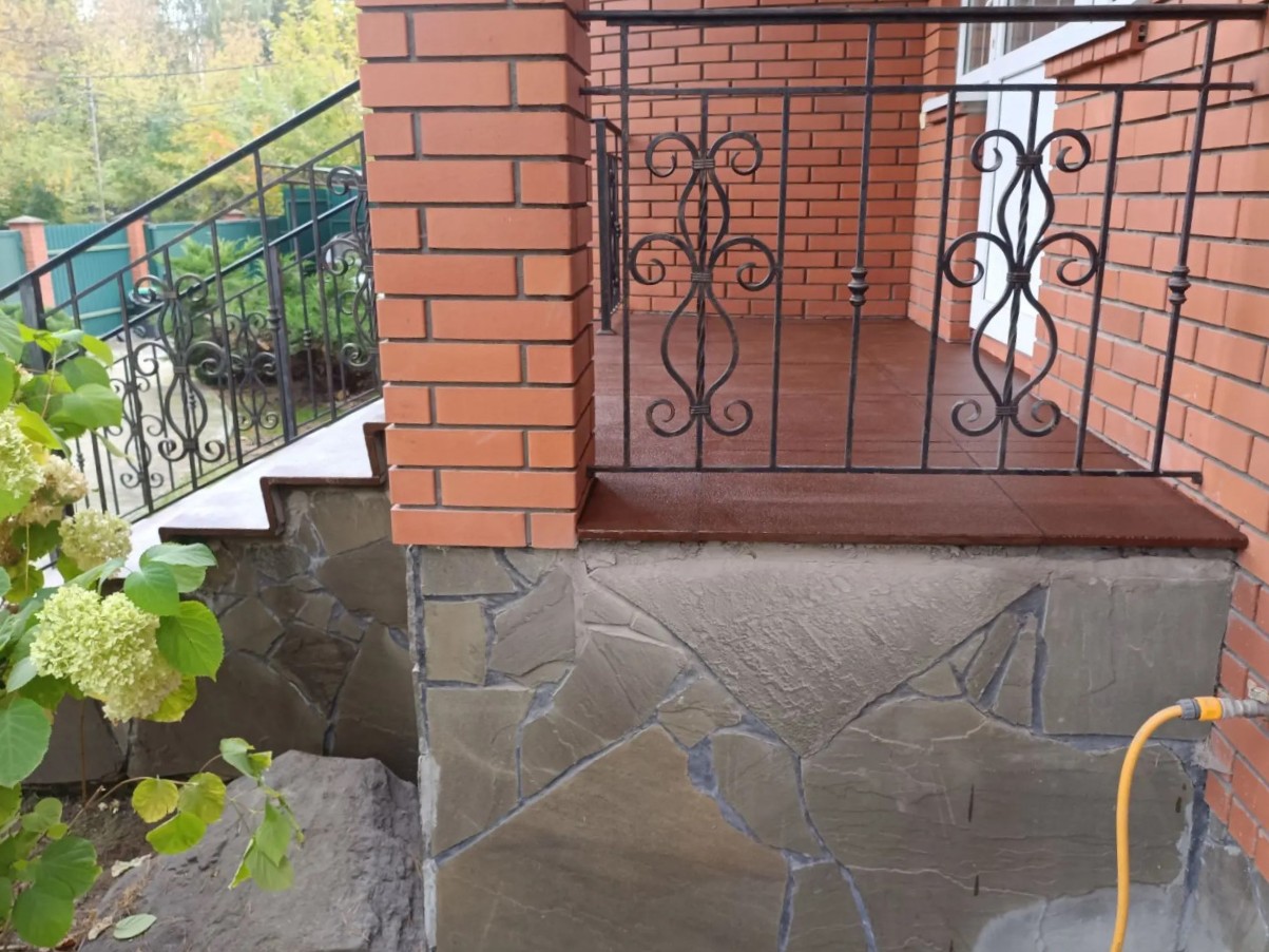 Входная группа в Королеве, ступени C3 с перилами Входная группа в Королеве, ступени C3 с перилами